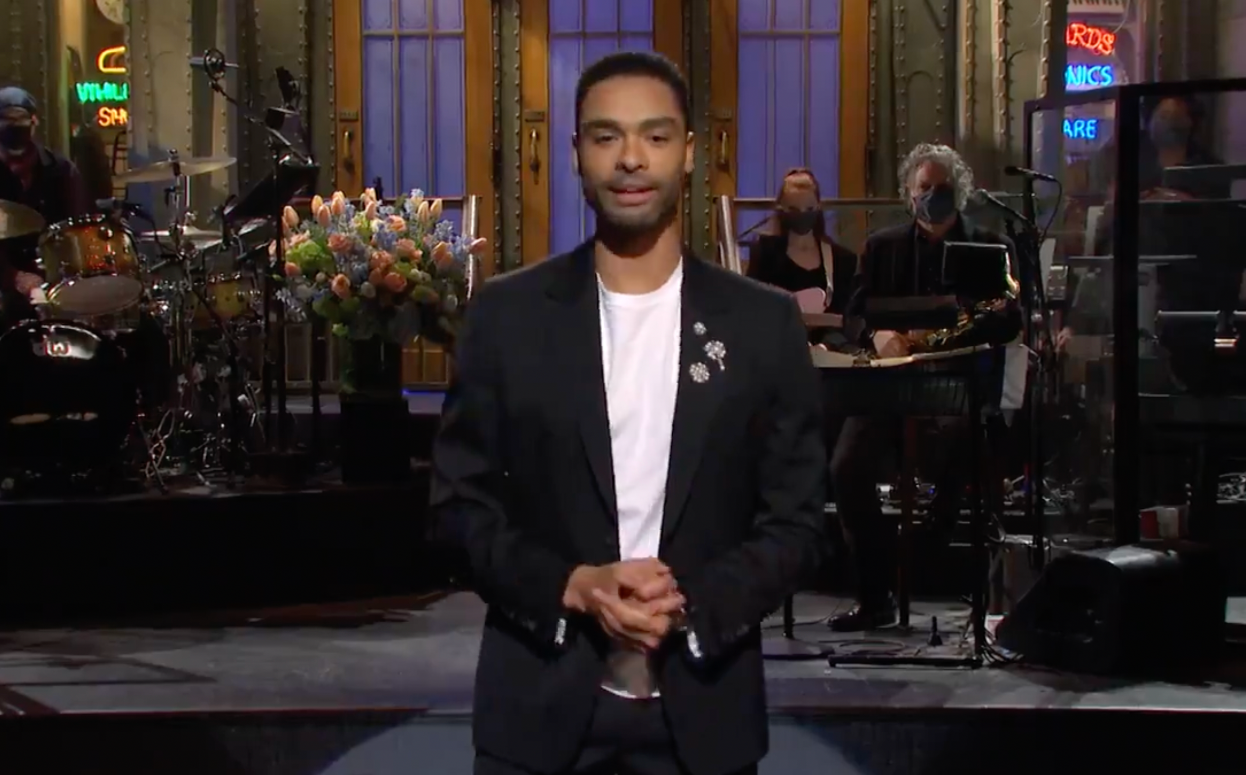 La estrella de Bridgerton, Regé-Jean Page, se inclina hacia el papel de “hombre sexual extremadamente caliente” en Saturday Night Live