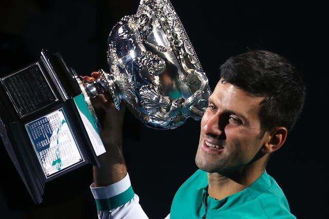 <p>El serbio Novak Djokovic sostiene el trofeo de la Norman Brookes Challenge Cup después de vencer al ruso Daniil Medvedev para ganar su partido final individual masculino el día catorce del torneo de tenis del Abierto de Australia en Melbourne el 21 de febrero de 2021 </p>