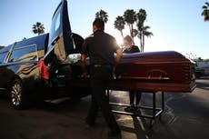 A medida que Estados Unidos alcanza una cifra inimaginable de 500.000 muertes, las familias cuentan la pérdida en sus hogares