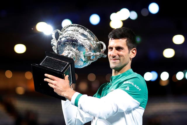 El serbio Novak Djokovic celebra con el trofeo del Abierto de Australia tras ganar su último partido contra el ruso Daniil Medvedev