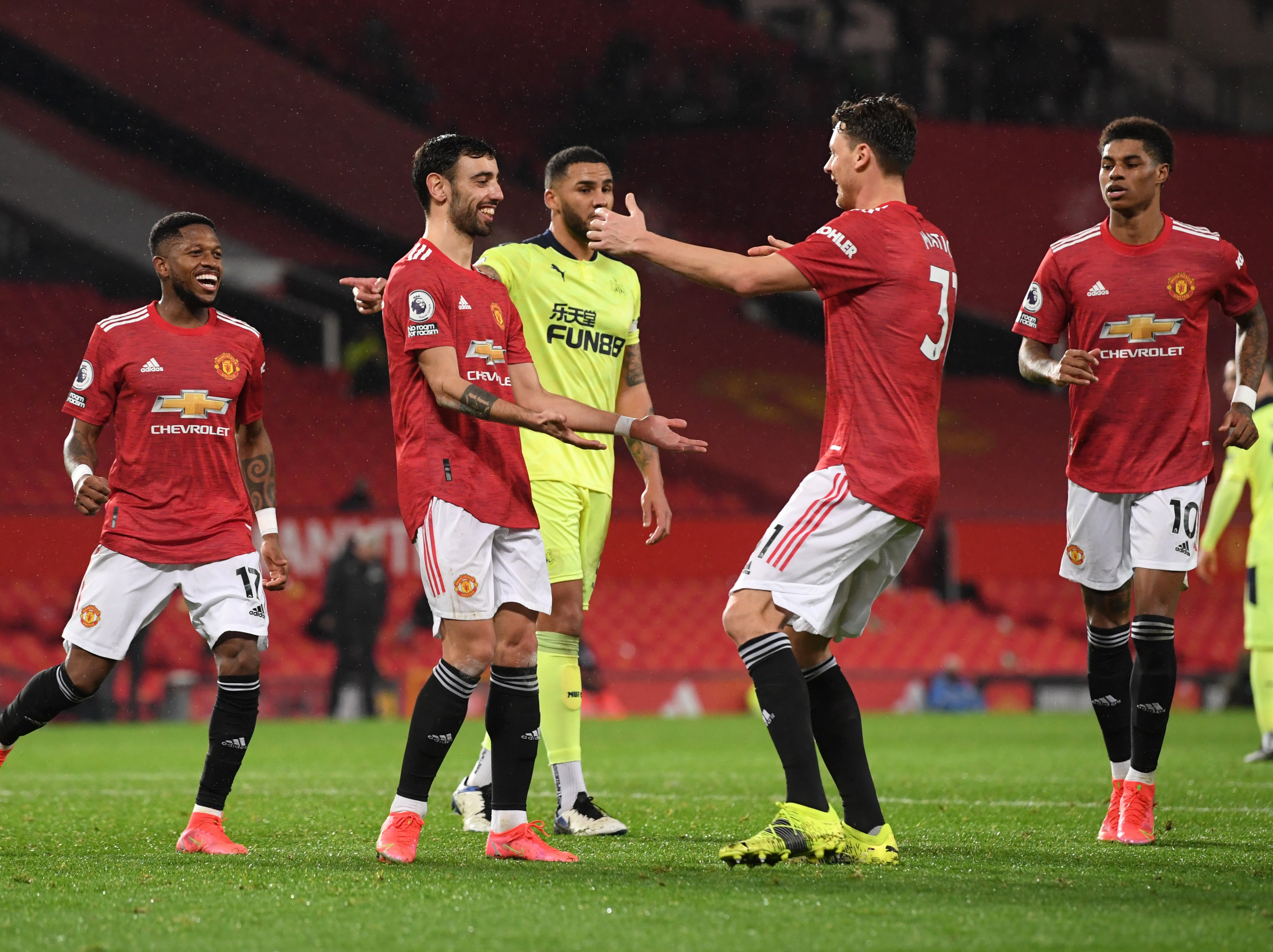 Manchester United se afianza en los primeros puestos tras apretada victoria sobre Newcastle