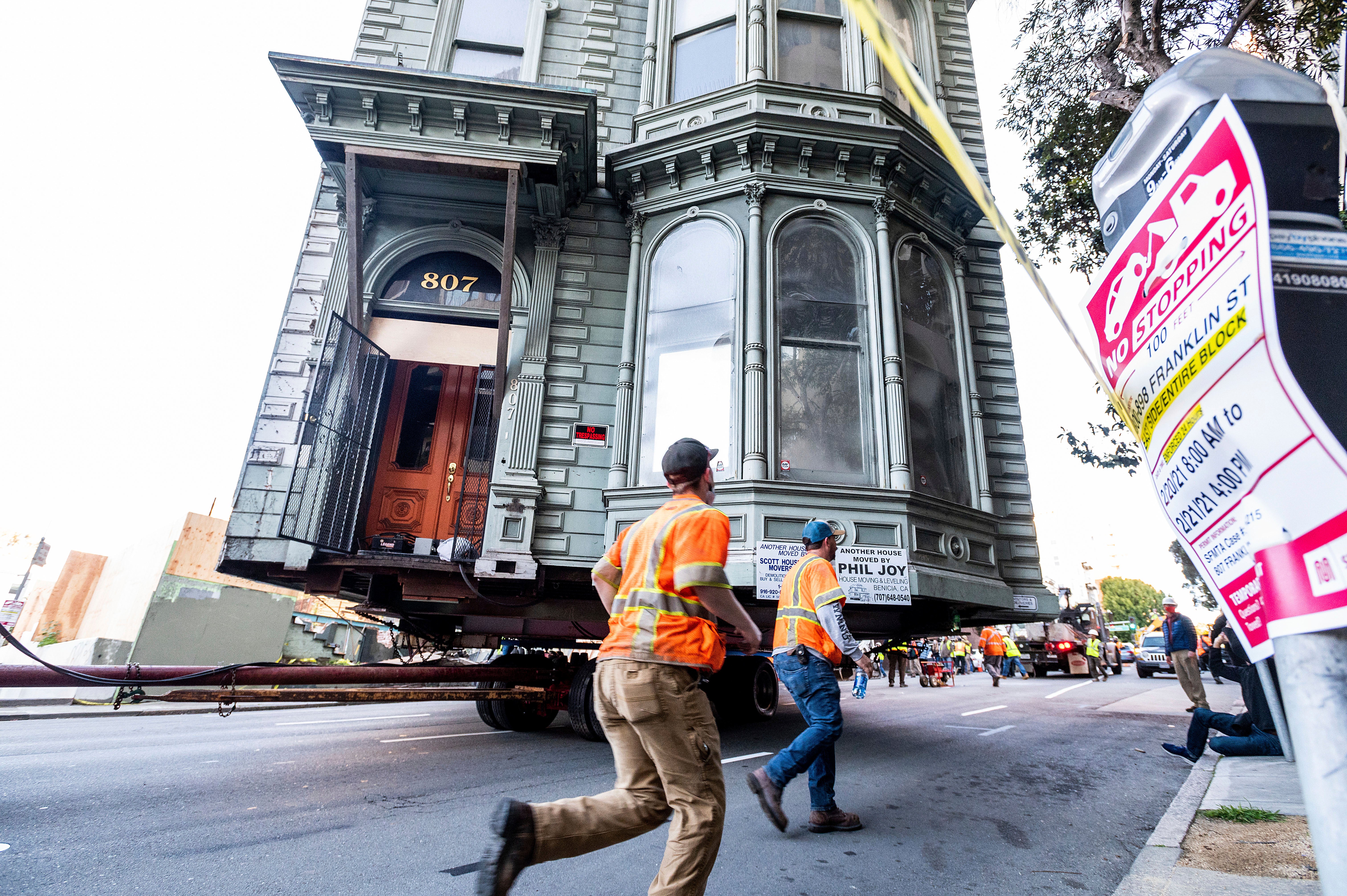 Casa histórica recorrió las calles de San Francisco hacia una nueva dirección