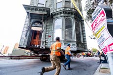 Casa histórica recorrió las calles de San Francisco hacia una nueva dirección