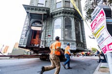 Casa histórica recorrió las calles de San Francisco hacia una nueva dirección