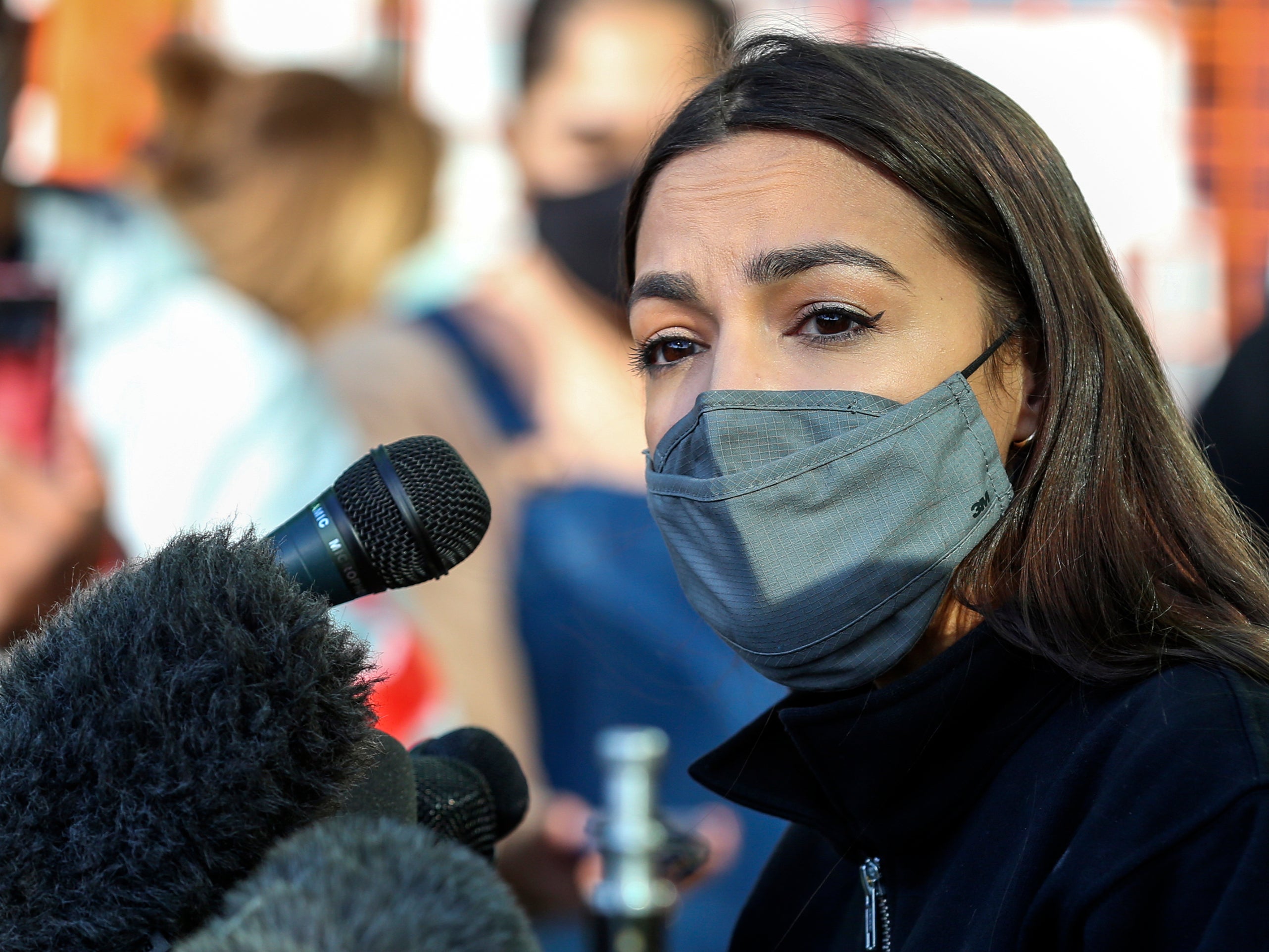 AOC trollea a Amazon con su propio correo electrónico que regaña a los conductores por defecar en bolsas