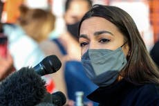AOC advierte a Biden que enviar menos cheques de ayuda que Trump es “un autogol”