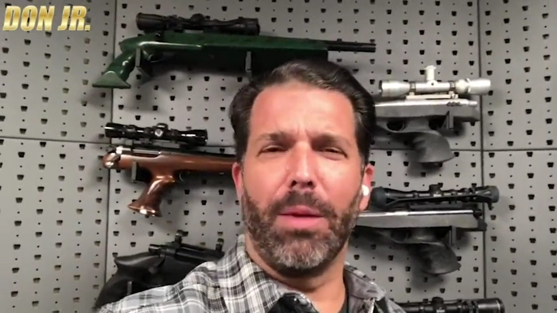 “Se siente como una amenaza”: Trump Jr. usa un muro de armas como fondo para un video que ataca a los sindicatos de maestros