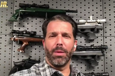 “Se siente como una amenaza”: Trump Jr. usa un muro de armas como fondo para un video que ataca a los sindicatos de maestros