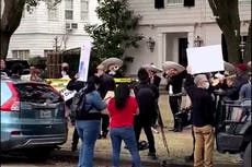 Mariachi toca afuera de la casa del senador Ted Cruz tras controversia por su viaje a Cancún