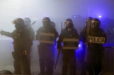 Sexta noche de violencia en Barcelona en medio de protestas por la detención del rapero Pablo Hasél