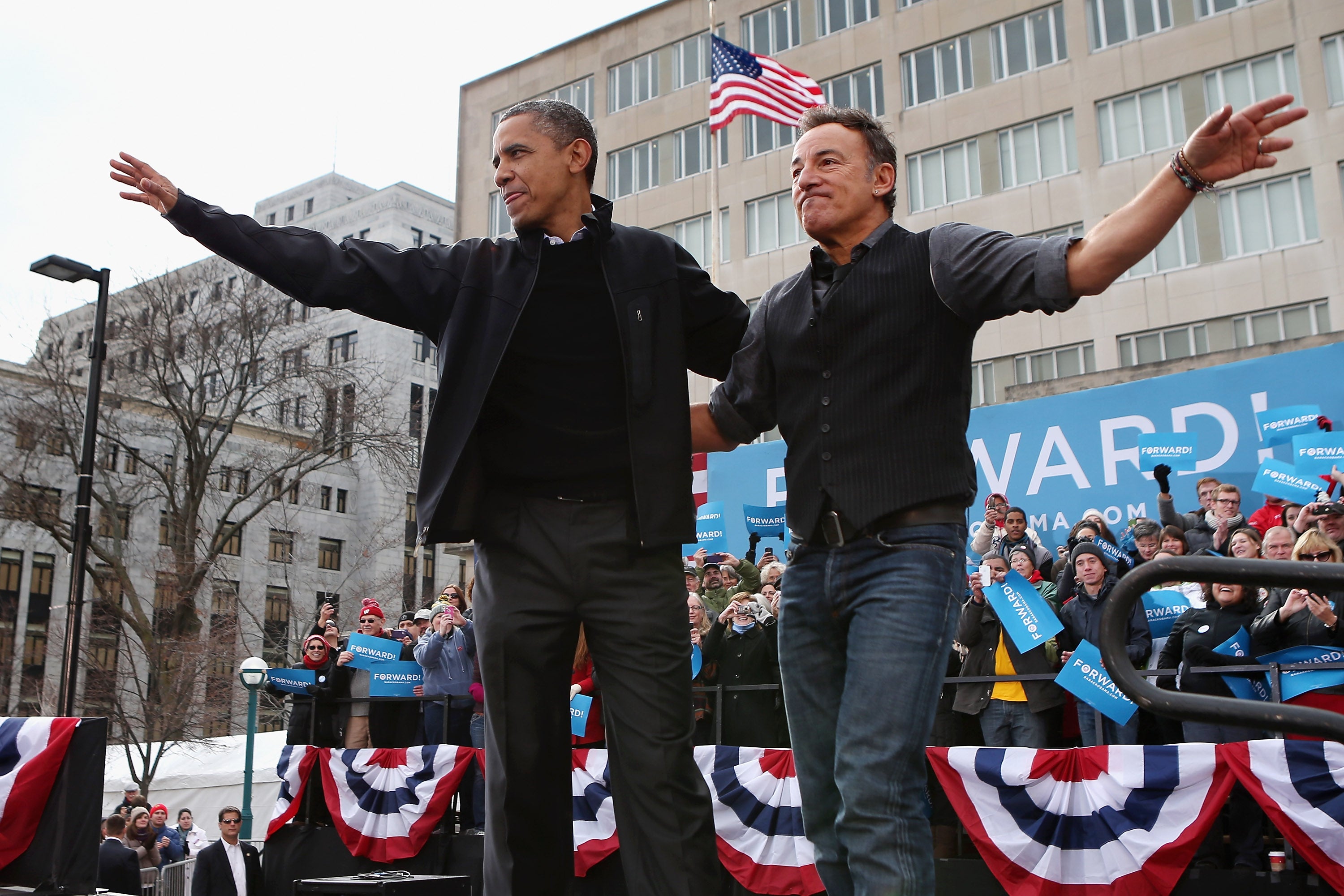 Barack Obama habla sobre la ausencia de su padre en el tráiler de un nuevo podcast con Bruce Springsteen