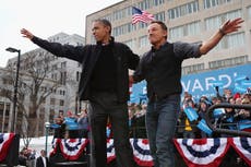 Barack Obama habla sobre la ausencia de su padre en el tráiler de un nuevo podcast con Bruce Springsteen