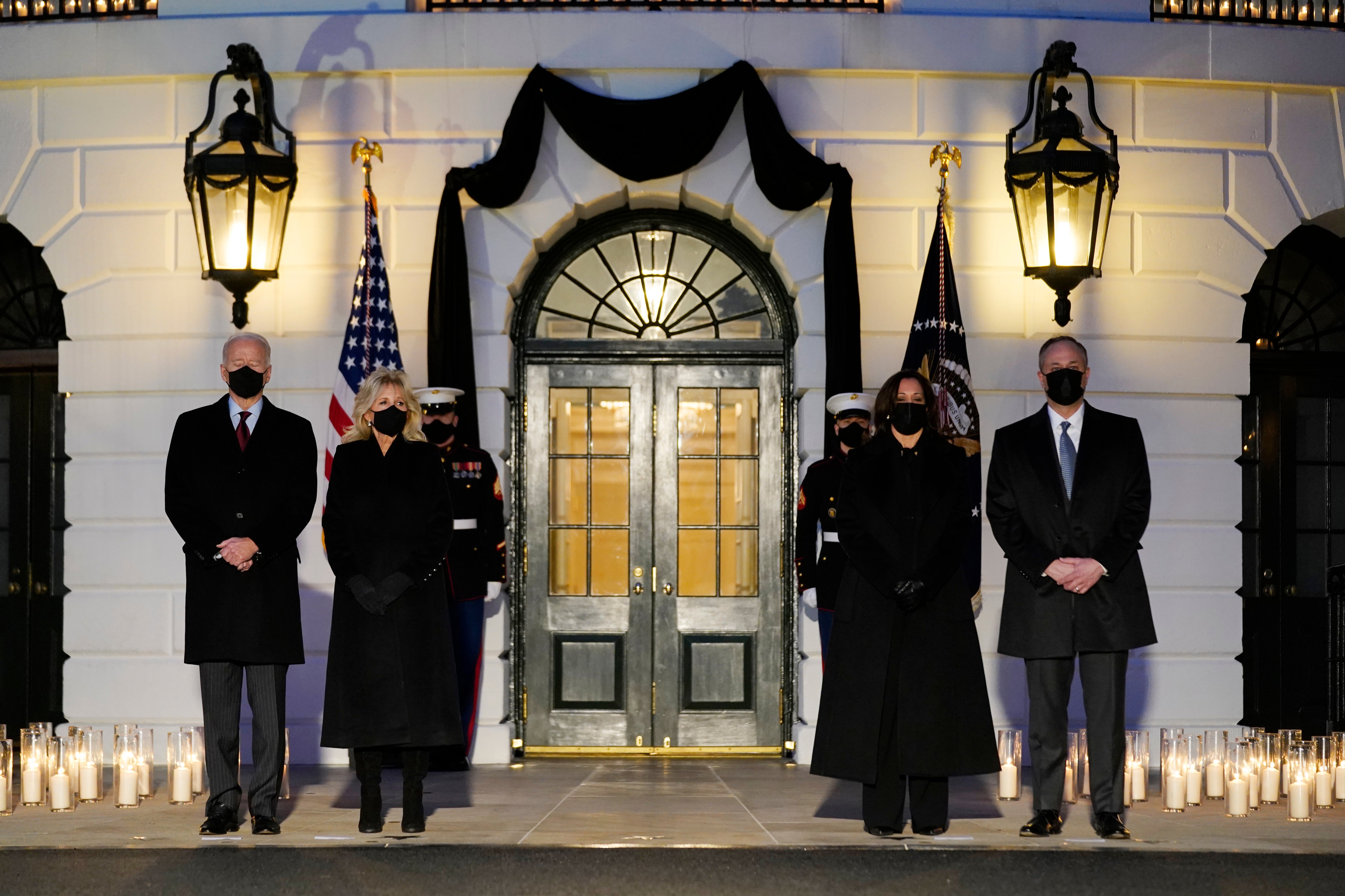 “Tenemos que resistirnos a volvernos insensibles al dolor”: Biden lidera el homenaje a las víctimas del COVID-19 