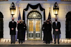 “Tenemos que resistirnos a volvernos insensibles al dolor”: Biden lidera el homenaje a las víctimas del COVID-19