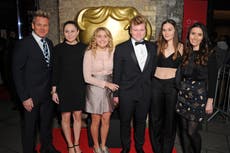 Gordon Ramsay dice que sus hijos vuelan en clase turista mientras él viaja en primera para mantenerlos “conectados a tierra”