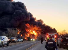 Fuerte explosión tras el choque de un tren y un camión de 18 ruedas en Texas