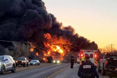 Fuerte explosión tras el choque de un tren y un camión de 18 ruedas en Texas
