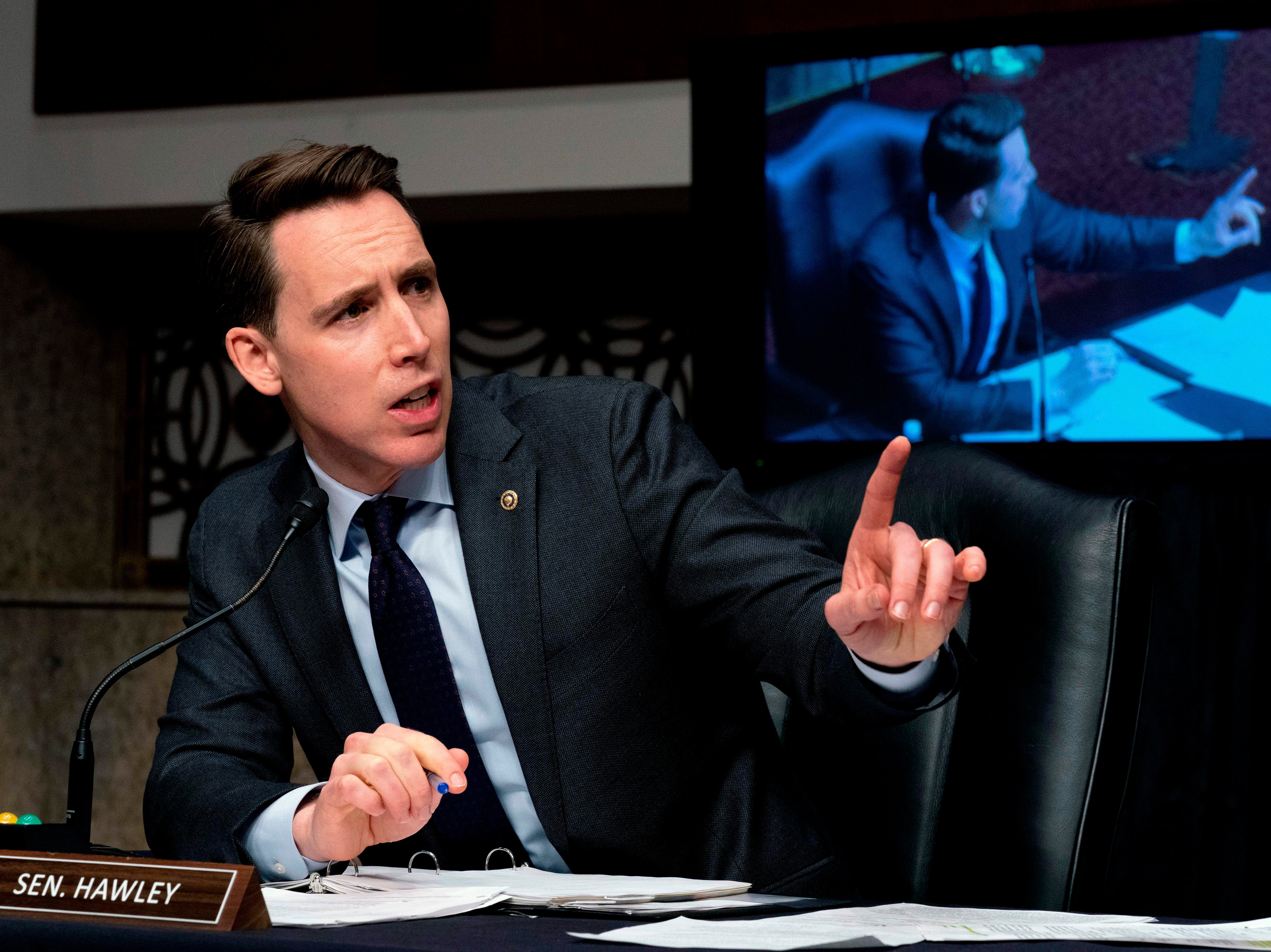 “Es difícil ver a los insurrectos interrogar a los testigos”: Twitter estalla por la aparición de Hawley en la investigación sobre el asalto al Capitolio