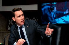 “Es difícil ver a los insurrectos interrogar a los testigos”: Twitter estalla por la aparición de Hawley en la investigación sobre el asalto al Capitolio