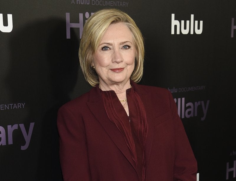 Hillary Clinton y la autora canadiense Louise Penny coescriben una novela de misterio