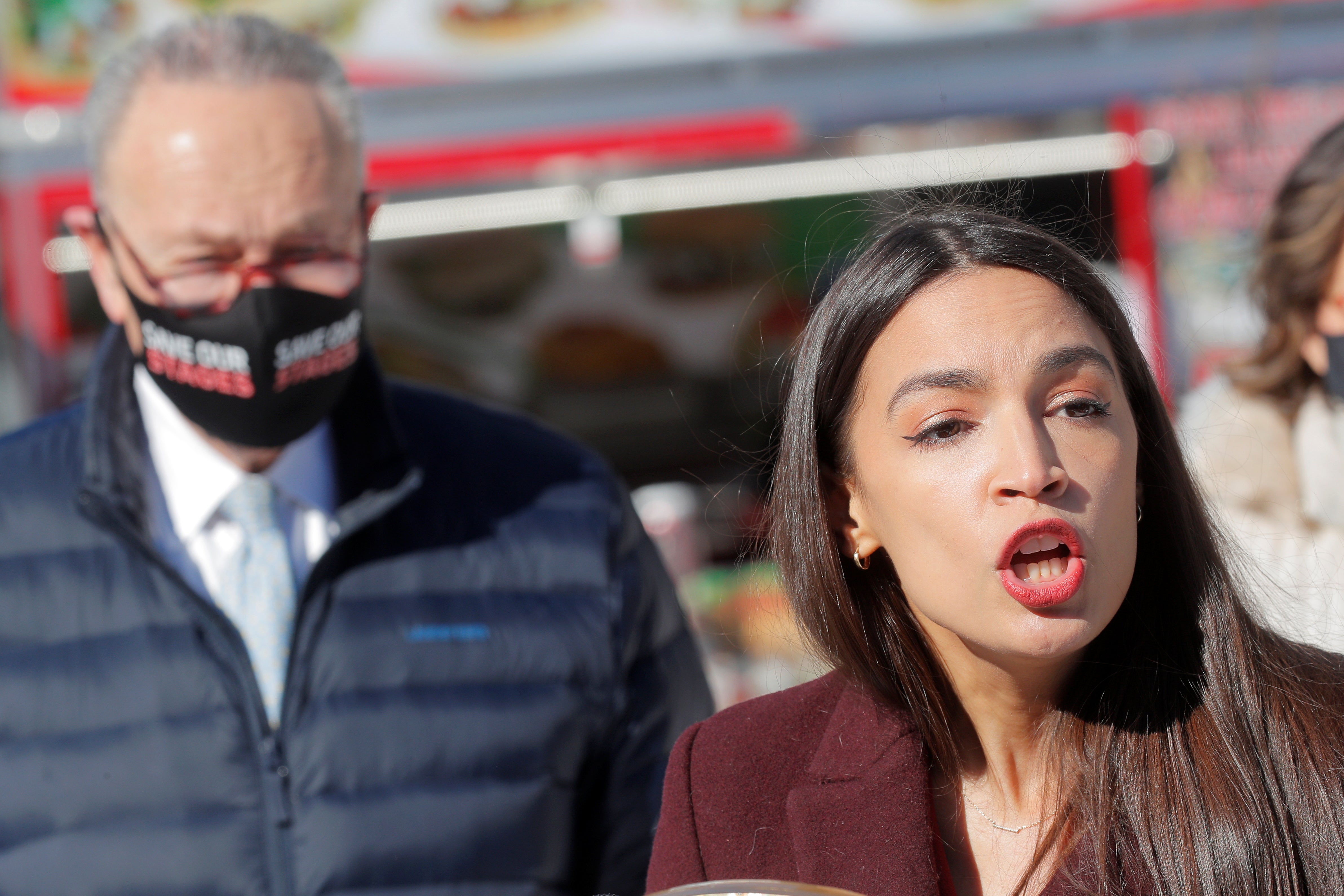 AOC se une a las protestas por el campamento de niños migrantes de Biden