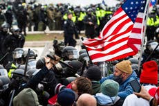 Manifestante del Capitolio que golpeó a policías con un extintor viajó a DC por Turning Points USA