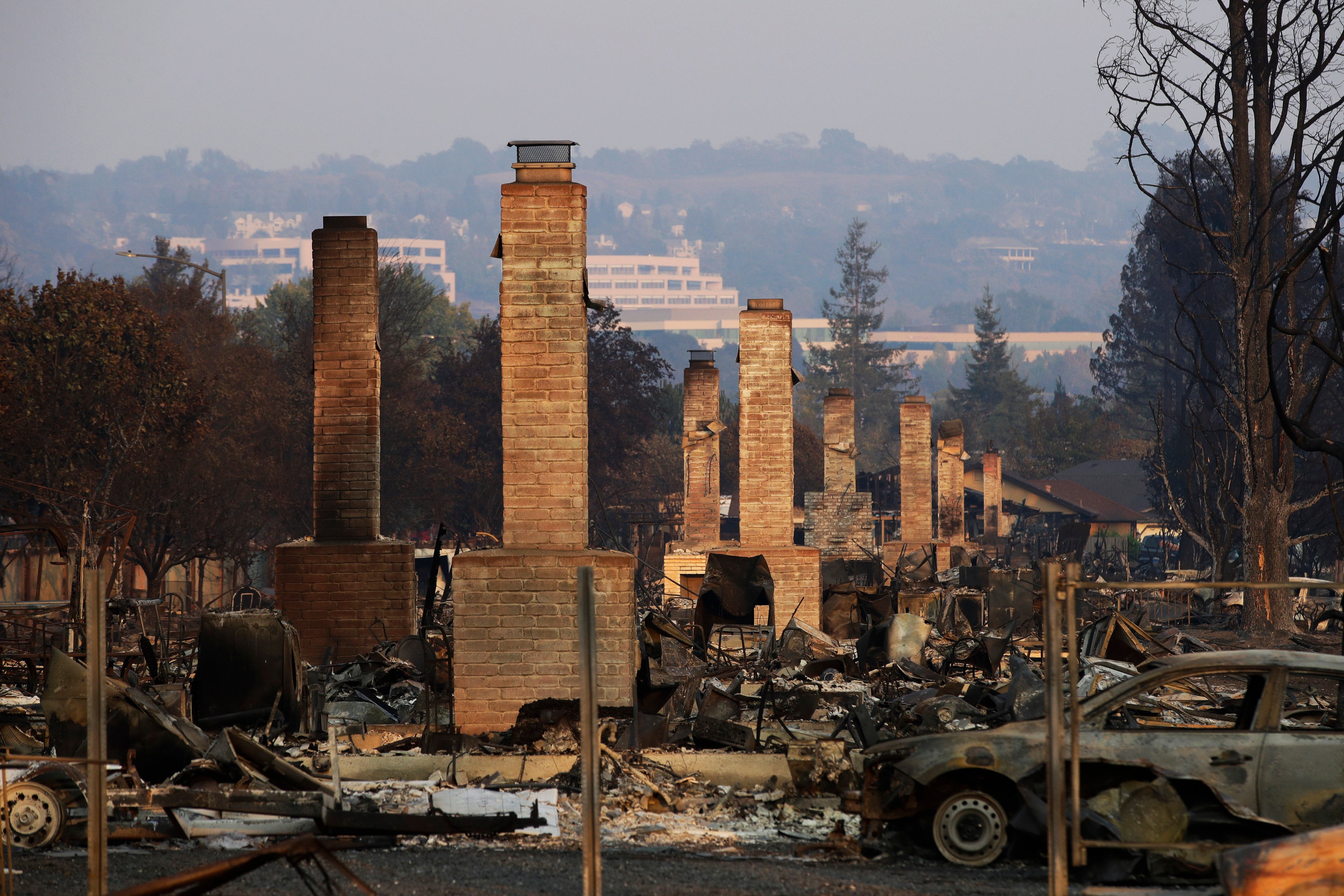 Una fila de chimeneas que quedaron en pie en un vecindario que fue arrasado por el incendio de Tubbs, cerca de Santa Rosa, California