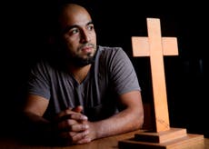 Hondureño sale de iglesia tras años de permanecer escondido para evitar su deportación
