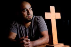 Hondureño sale de iglesia tras años de permanecer escondido para evitar su deportación