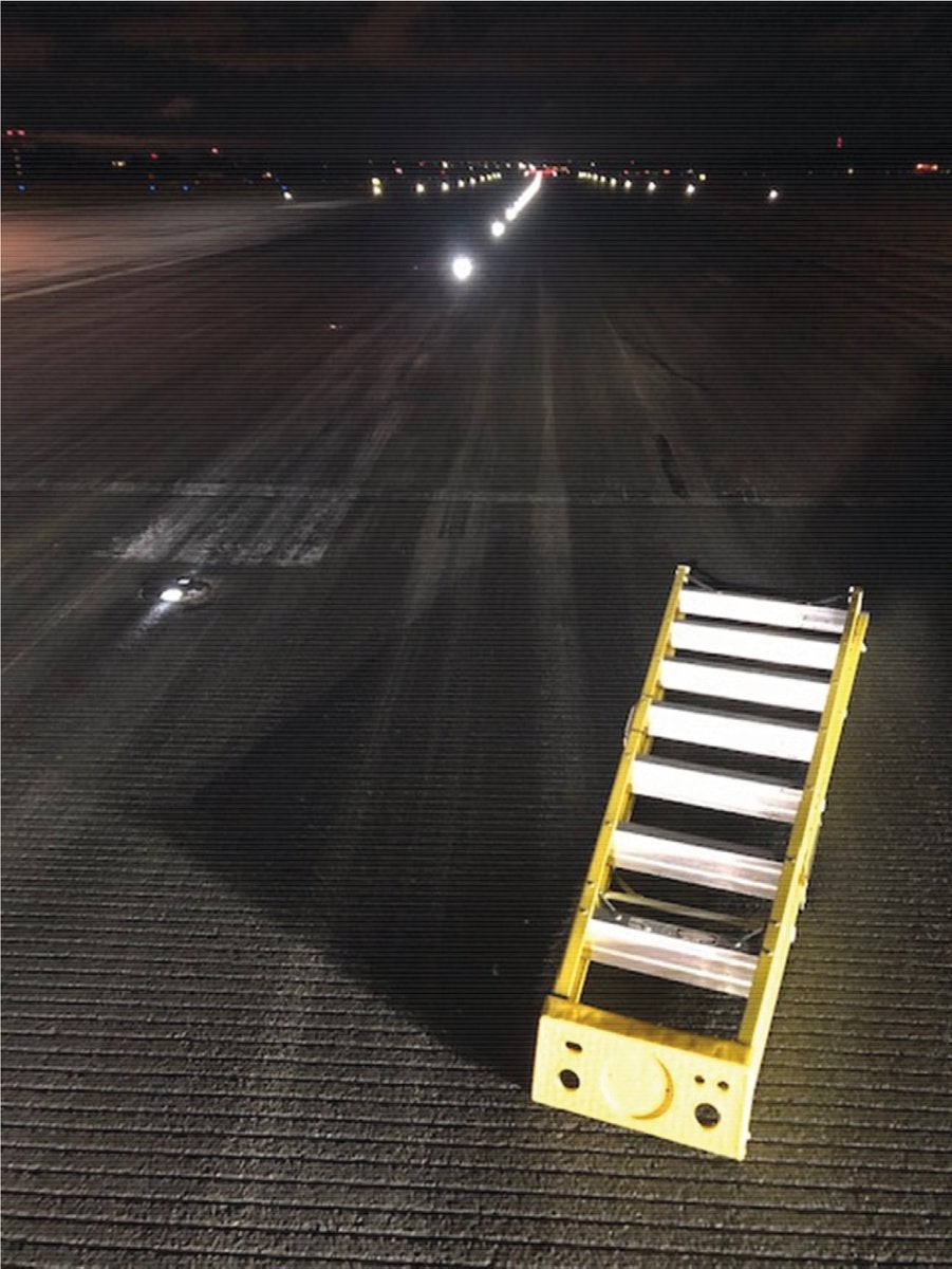 Tres aviones de pasajeros lograron aterrizar esquivando una escalera de mano en la pista 