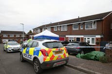 Hombre apuñaló a su esposa e hija y luego se prendió fuego durante el confinamiento, según investigación