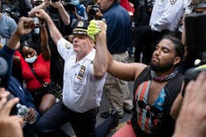 Se retira el comandante de la policía de Nueva York que se arrodilló frente a los manifestantes de George Floyd 
