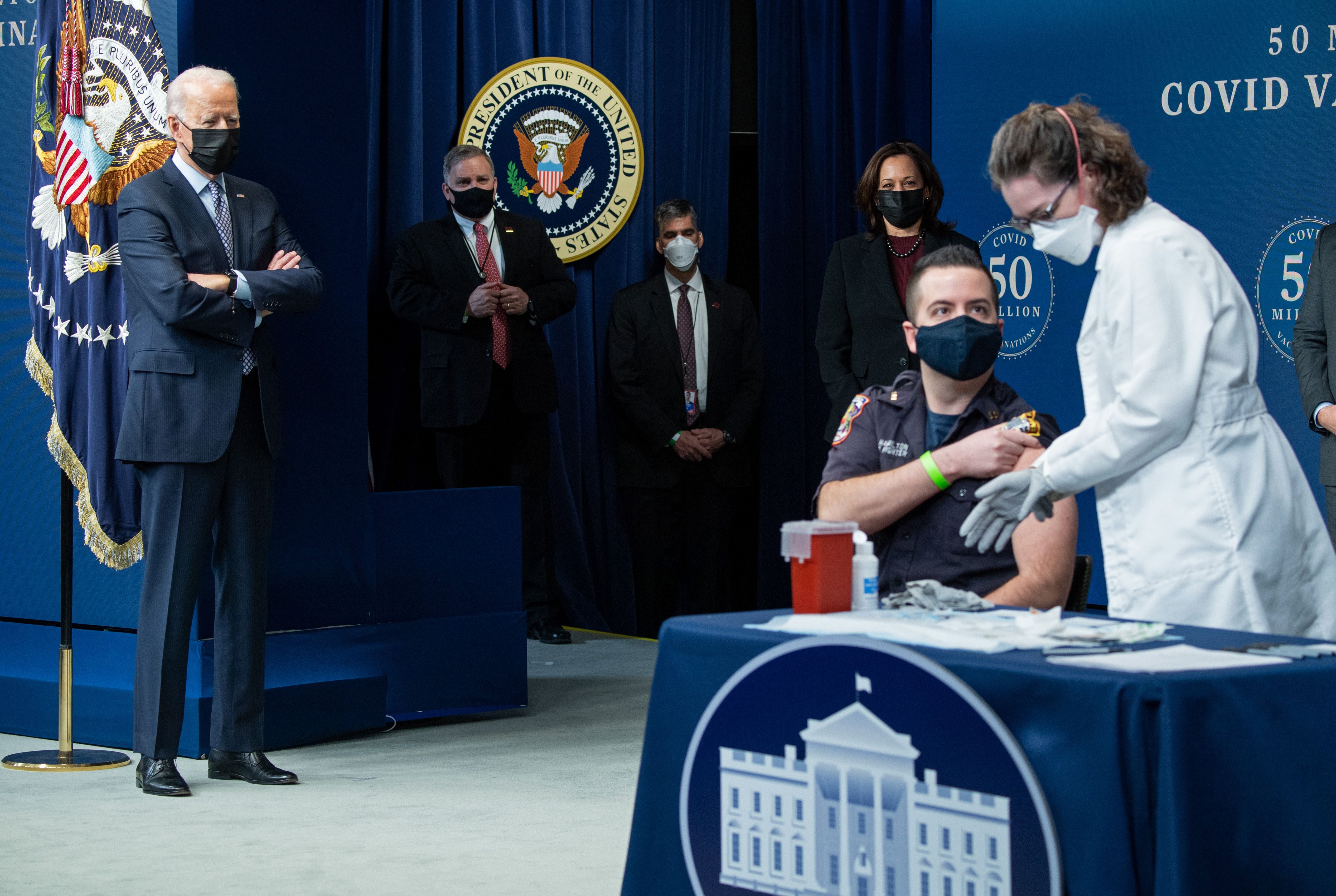 El presidente Biden advierte sobre nuevas variantes a medida que la administración llega a 50 millones de vacunas COVID