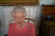 La Reina invitó al público a vacunarse contra el COVID-19; “no duele en absoluto”, dijo