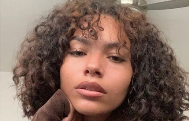 La hija de David Bowie exhibe a troll “pervertido” por los comentarios sobre su traje de baño