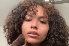 La hija de David Bowie exhibe a troll “pervertido” por los comentarios sobre su traje de baño