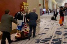 Aparece estatua de oro de Donald Trump en conferencia CPAC