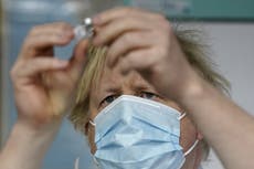 Vacuna Pfizer “reduce drásticamente” el riesgo de transmisión de COVID después de una dosis: estudio