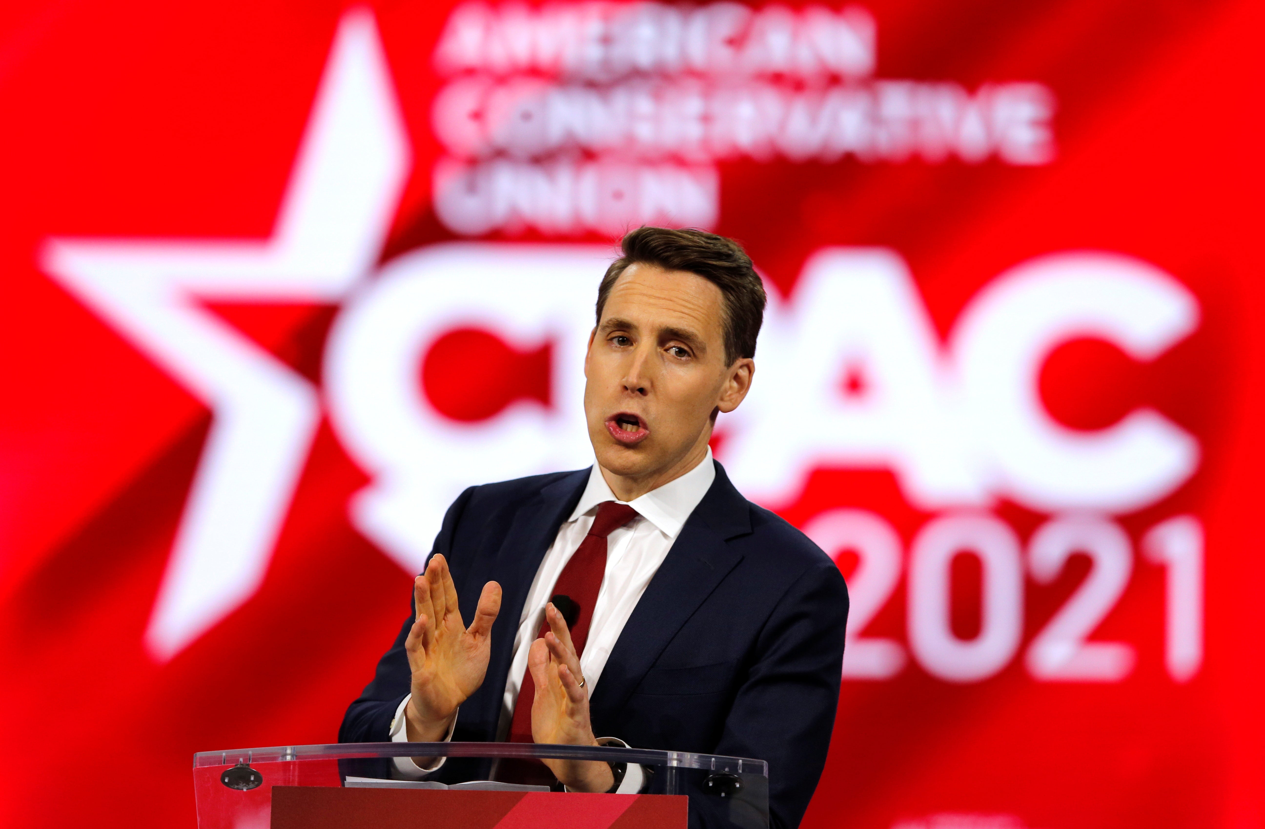 Multitud del CPAC aplaude a Josh Hawley por sus intentos de bloquear los resultados de las elecciones