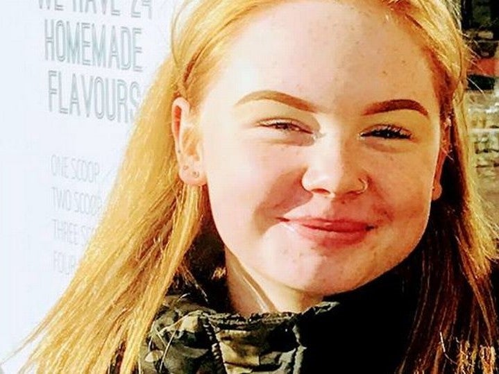 Inglaterra: Adolescente muere tras ser impactada por el enorme espejo retrovisor de un camión