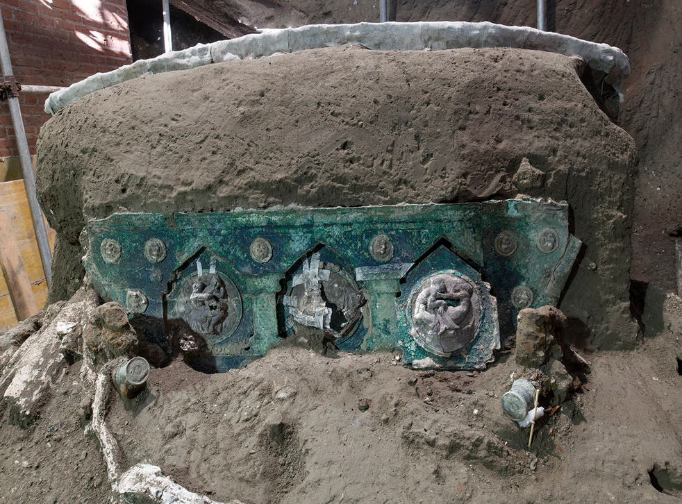 <p>El carro, con sus elementos de hierro, adornos de bronce y restos de madera mineralizada, fue hallado en las ruinas de un asentamiento al norte de Pompeya.    </p>