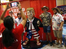 La estatua dorada de Donald Trump de la que todos hablan en el CPAC fue hecha en México