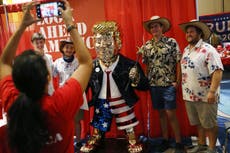 La estatua dorada de Donald Trump de la que todos hablan en el CPAC fue hecha en México