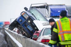 Al menos 30 vehículos, involucrados en choques en puente congelado de Montana