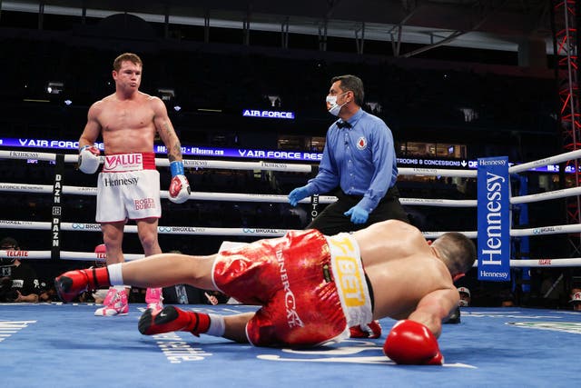 <p>This handout photo released by Matchroom shows Saul Alvarez (L) and Avni Yildirim during their WBA, WBC and Ring Magazine super middleweight championship bout at the Hard Rock Stadium in Miami Gardens, Florida, February 27, 2021.</p>