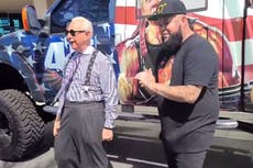 Roger Stone baila al ritmo del rap pro-Trump fuera del CPAC