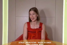 Rosamund Pike menciona a Rudy Giuliani por la infame escena de “Borat” en su discurso de los Globos de Oro
