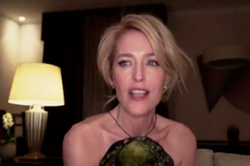 Gillian Anderson confunde a espectadores de los Globos de Oro con acento estadounidense
