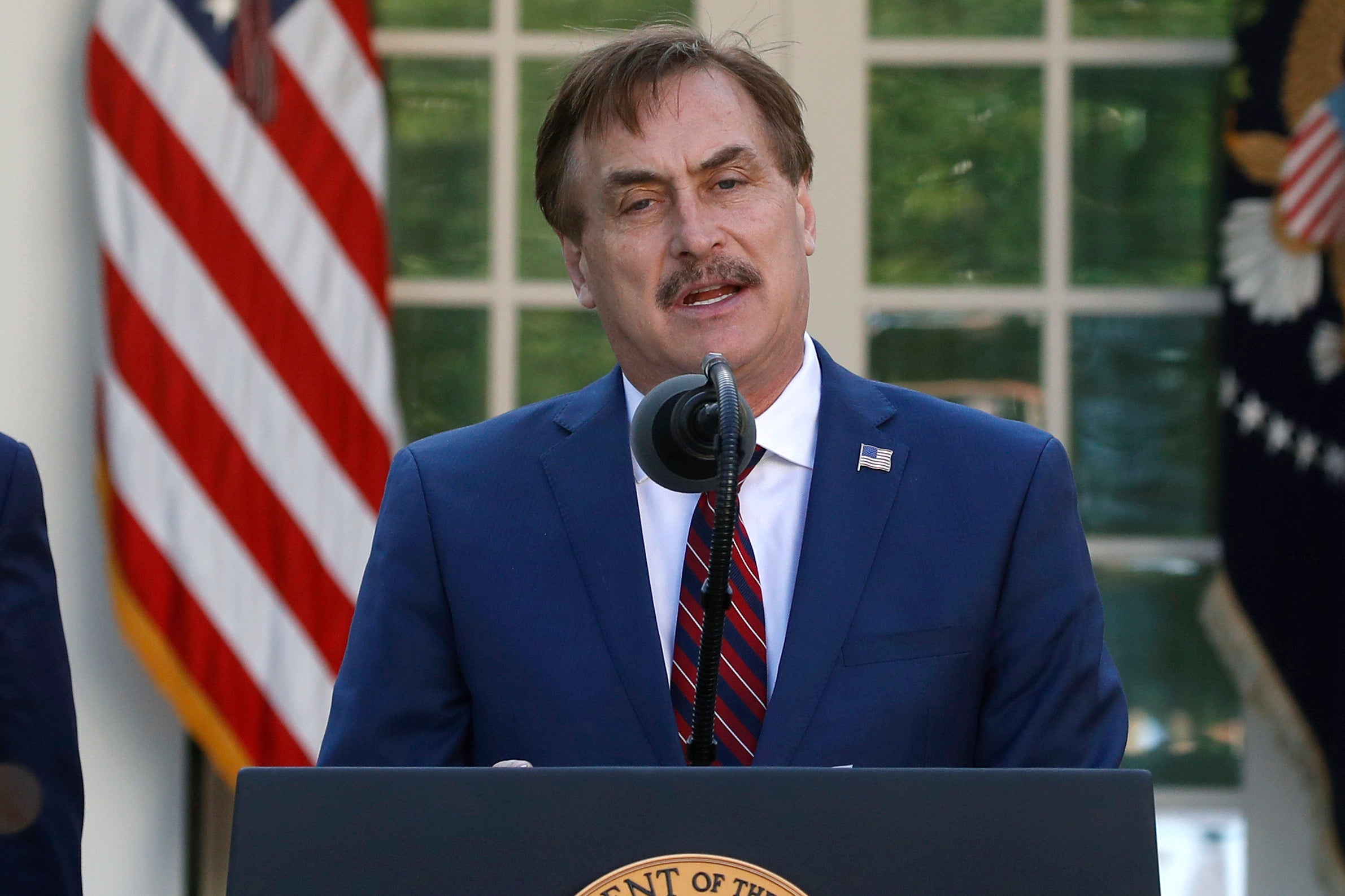 El CEO de MyPillow, Mike Lindell, es censurado durante la CPAC por hablar de vacunas y conspiraciones electorales