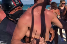 Multitud en México evita que una pareja gay sea arrestada gritando “yo también soy gay” a la policía